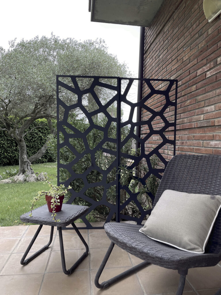 Paneles decorativos para ocultacion de alambrada en el jardin de nortene