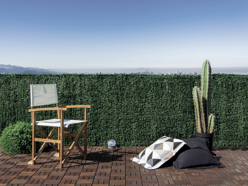 Seto artificial para ocultacion de alambrada en el jardin de nortene