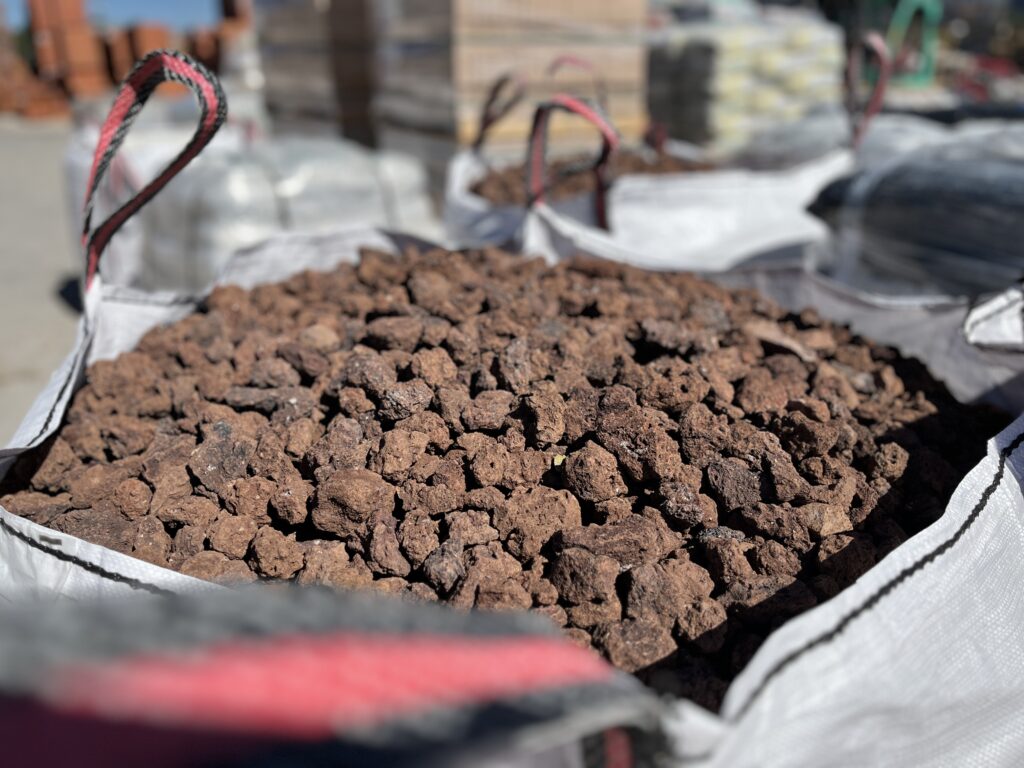 Piedras y grava decorativa para jardin exterior y caminos de tierra y piedras en tu tienda de material de construccion en corredor de henares
