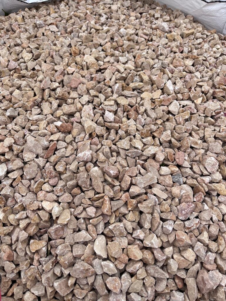 Piedras y gravillas decorativas color marron en corredor henares