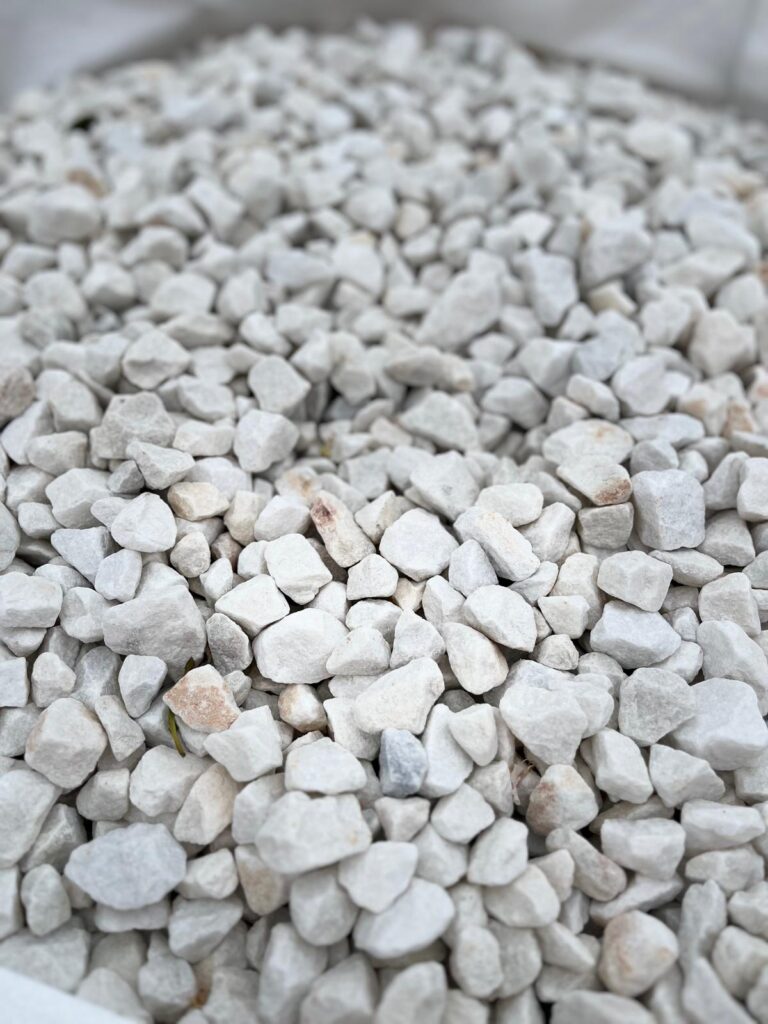 Piedras y gravillas mediana decorativas color blanco en corredor henares
